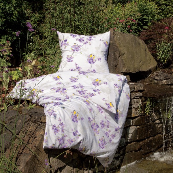 Traumschloss Seersucker Bettwäsche - Blumenranken mit lila Blüten und Vögeln auf weißem Hintergrund