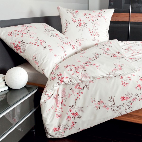 Traumschloss Premium Flanell Bettwäsche - Blumenzweige mit rosa Blüten auf weißem Hintergrund